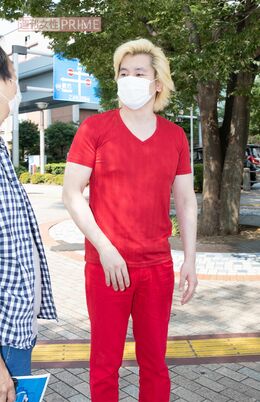 直撃取材時のカズレーザー。普段も全身の服は真っ赤だ