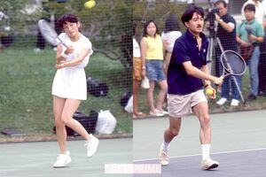 ご結婚から約2か月後、軽井沢で静養された秋篠宮ご夫妻がテニスをプレーされると多くのギャラリーが（'90年8月）