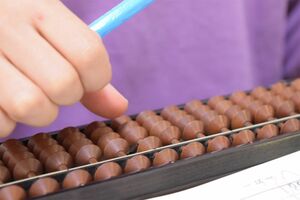 「暗算」という言葉で思い出すのはそろばんだが、習得するまでは時間と手間が……※画像はイメージです