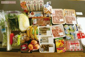 献立は決めずにスーパーへ。野菜は旬の安いものと葉物のバランスをとり、肉4、魚3パックを目安に購入。帰宅後に全て並べて撮影する