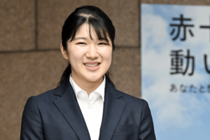 4月1日、日赤本社前にて記者に対して笑顔で入社の意気込みを語られる愛子さま