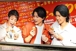 渋谷駅地下道に登場したNumber_iのマクドナルド巨大広告（編集部撮影）