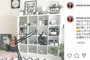 生活感のない整理整頓された自宅の様子をアップする愛さん。三人掛けソファーは捨てたという