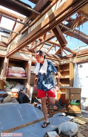 「ここが子ども部屋だったんですよ」と寂しそうに実家2階を案内する茂串龍蔵さん＝鋸南町