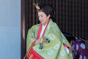 5月8日に『期日奉告の儀』に臨まれた雅子さまは『おすべらかし』の髪型と装束姿