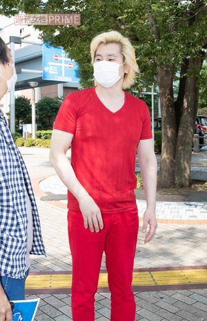 直撃取材時のカズレーザー。普段も全身の服は真っ赤だ