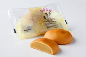 社員一丸となって試行錯誤して誕生した『博多通りもん』も発売から30年。年間6300万個を製造し、生産が追いつかないほど人気。8個入り1240円など