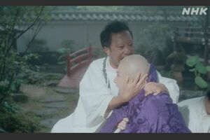 2022年のNHK大河ドラマ『鎌倉殿の13人』で後鳥羽上皇を演じ、最終話では文覚役の市川猿之助に頭をかじられた尾上松也（『鎌倉殿の13人』最終話より）