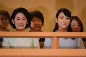 '19年6月、琉球舞踊の公演を鑑賞された紀子さまと眞子さん。当時は母娘公務の多さに注目が集まっていた