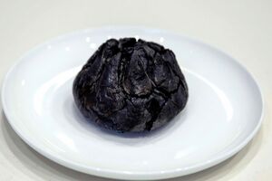 電子レンジ内で燃えて自然鎮火した後の肉まん（実験用）（提供元：NITE）