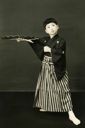 日本舞踊、三味線、ピアノ、長唄、小唄を習っていた小学生時代。エンターテイナーとしての素地はすでに育まれていた