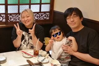 東京03・豊本明長の家族ショットを公開した、プロレスラー“ミス・モンゴル”こと上林愛貴（公式ブログより）