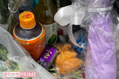 千葉市若葉区の事件現場には、ようかんやいなりずし寿司のお供え物もあった(2025年5月15日撮影)