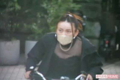 2024年10月、朝日奈央の結婚式に自転車で駆けつけたフワちゃん