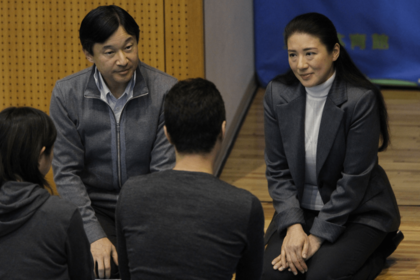 '11年、天皇陛下が皇太子時代に東日本大震災で被害に遭った方をお見舞いされた