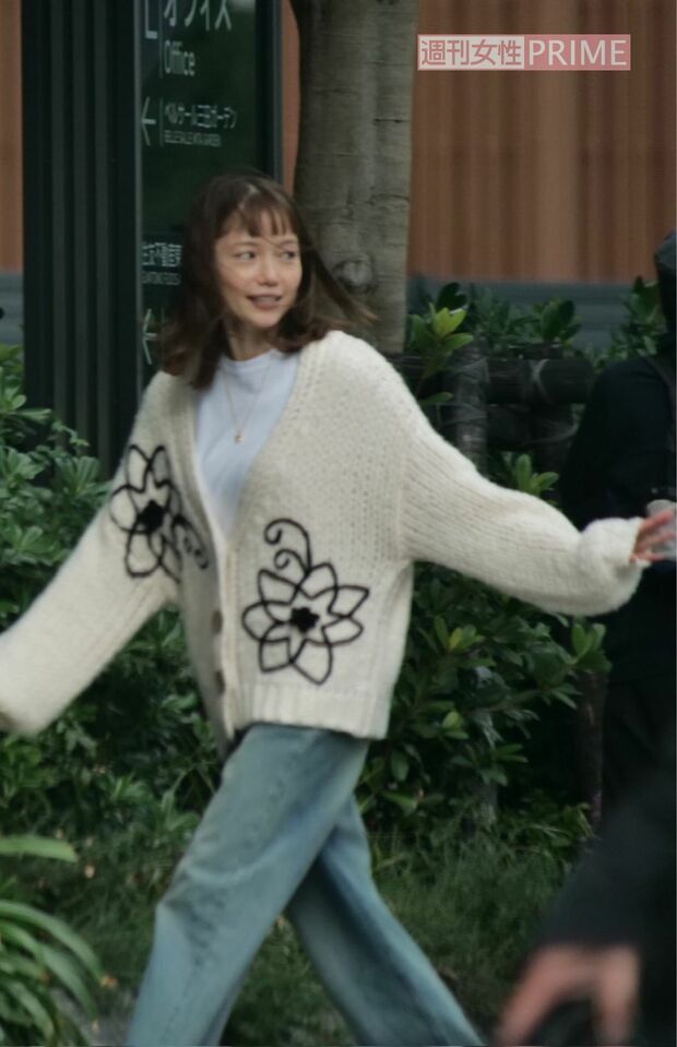 2025年11月3日、ドラマ『ちょっとだけエスパー』撮影現場に居合わせた人たちに笑顔で手を振る宮﨑あおい