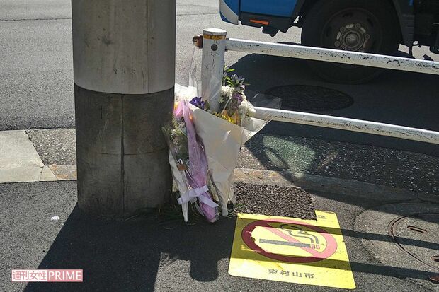 事故現場となった交差点の横断歩道には献花が