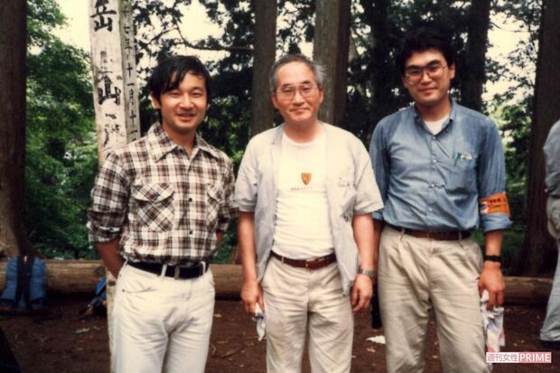 奥多摩・惣岳山で他誌の記者（中央）とともに記念写真を（'86年6月）