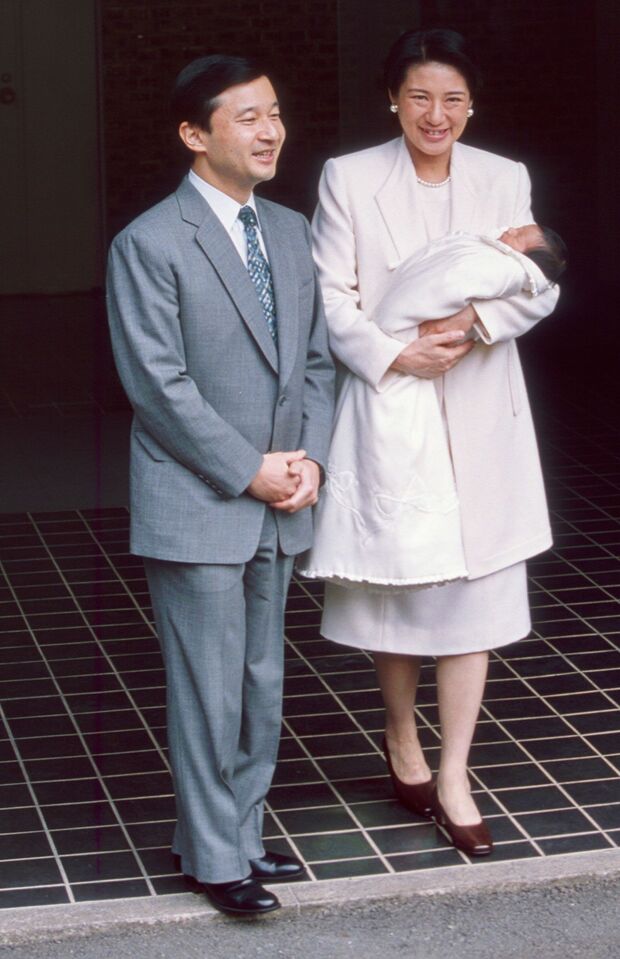 平成13年12月雅子さまが愛子さまを出産され、宮内庁病院をご退院。初のご家族3ショット