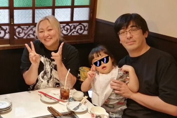 東京03・豊本明長の家族ショットを公開した、プロレスラー“ミス・モンゴル”こと上林愛貴（公式ブログより）