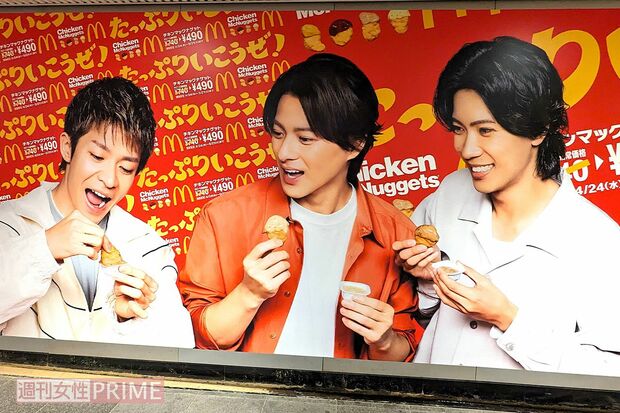 渋谷駅地下道に登場したNumber_iのマクドナルド巨大広告（編集部撮影）