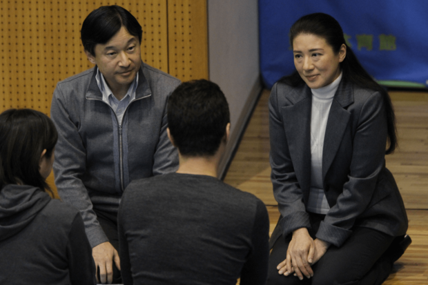 '11年、天皇陛下が皇太子時代に東日本大震災で被害に遭った方をお見舞いされた