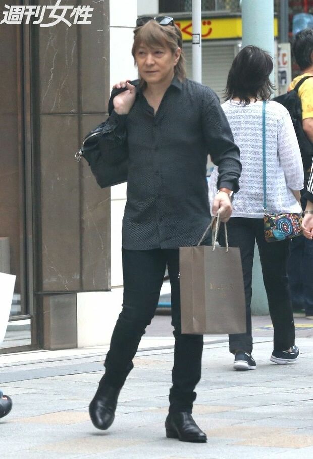 小室哲哉が週末の銀座『ブルガリ』でVIP待遇な買い物撮