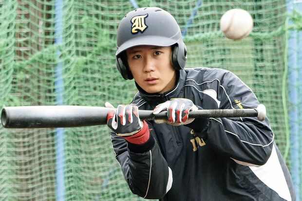 宮城仙台育英の山田脩也（3年）開会式では昨年の優勝旗を返還した山田主将。2年連続の出場だ（写真／共同通信社）