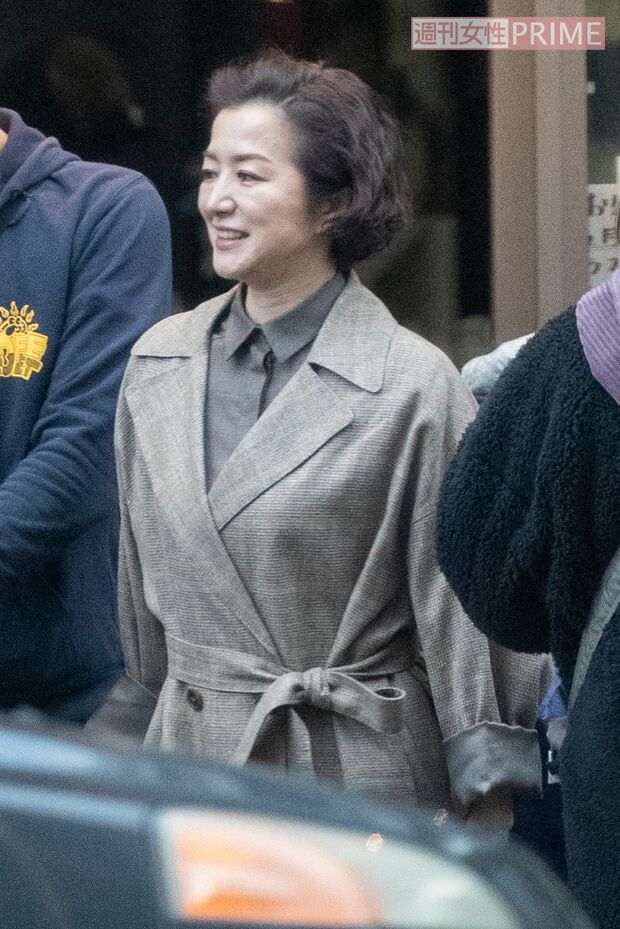 撮影を終えてラーメン店から出てくる鈴木京香