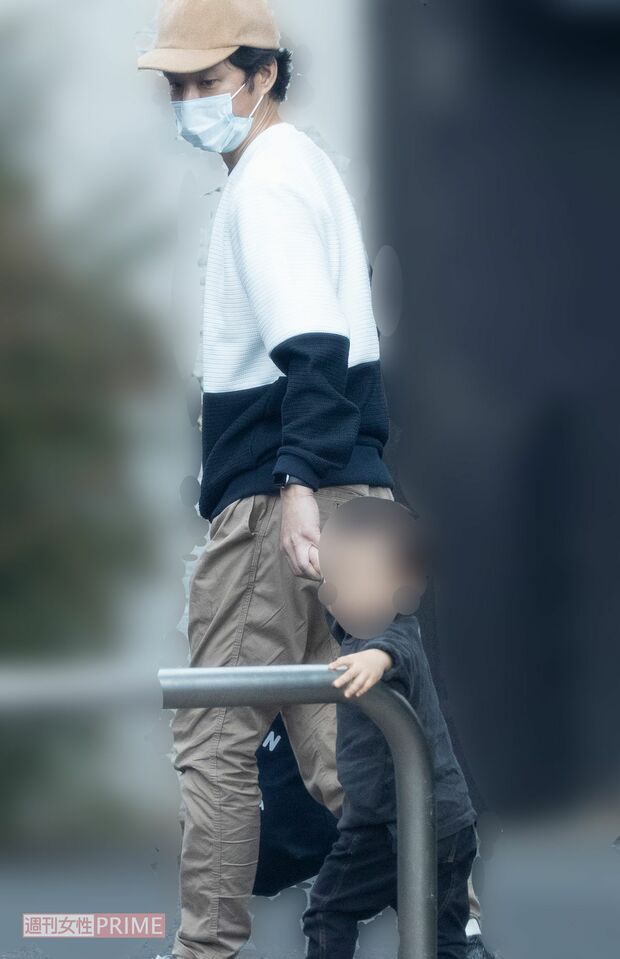 20年11月、子どもの送迎をする渡部建