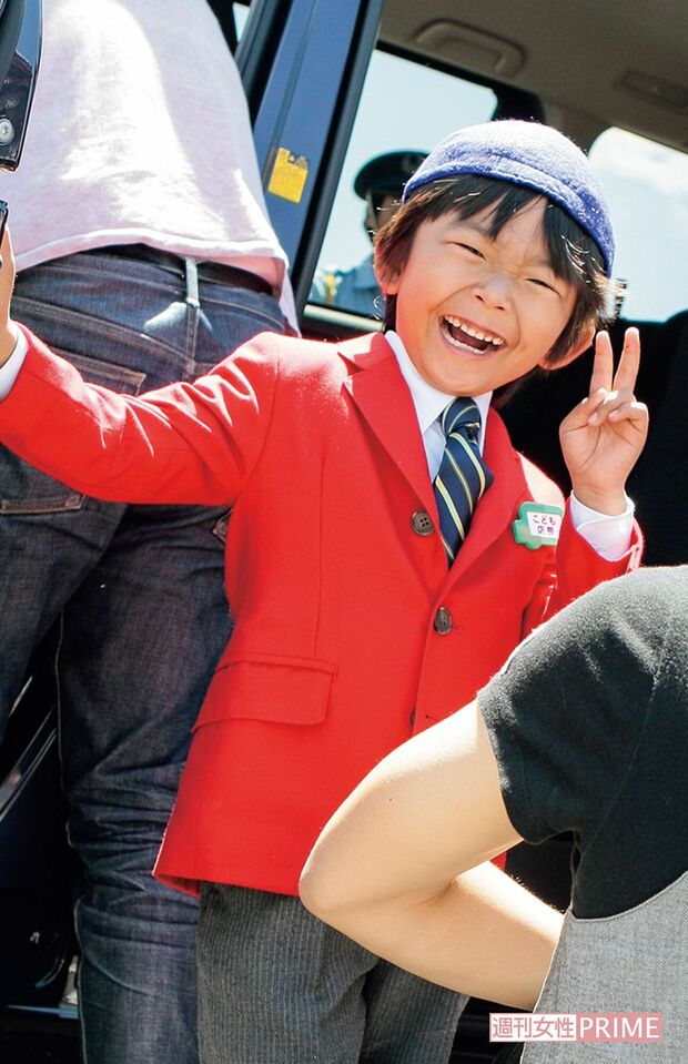8歳になり赤いジャケットが印象的なトヨタの新作cmロケ現場に密着。Vサインのご機嫌ショット('09年)