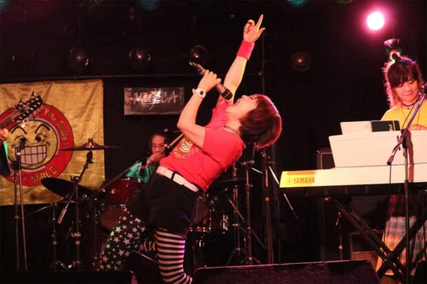 歌うがんサバイバー・小島弘美さん（画像提供／小島さん）