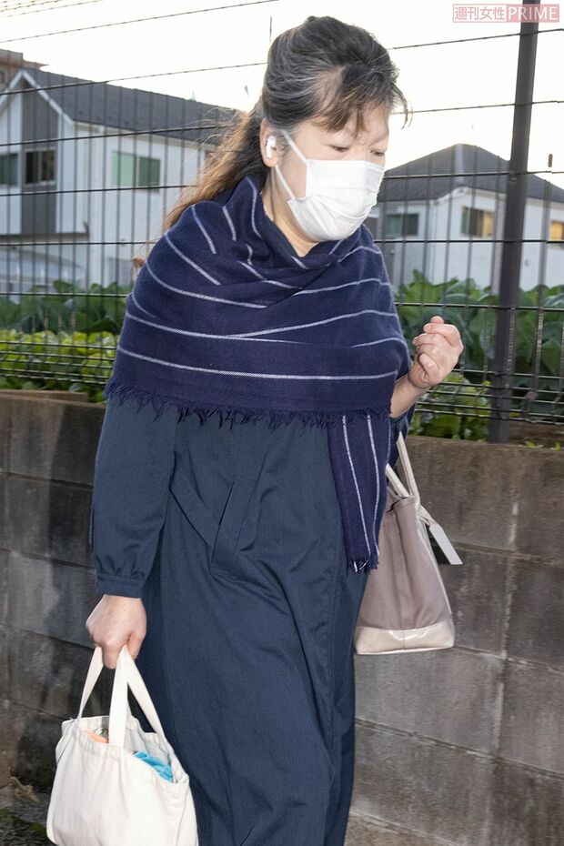 金銭トラブルの話し合いを代理人に任せきりの佳代さんは、パート勤務を続けている（'20年11月4日）