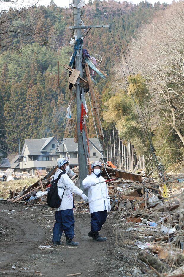 電信柱に布や木くずが引っかかっている（陸前高田市、2011年3月29日〜4月1日）