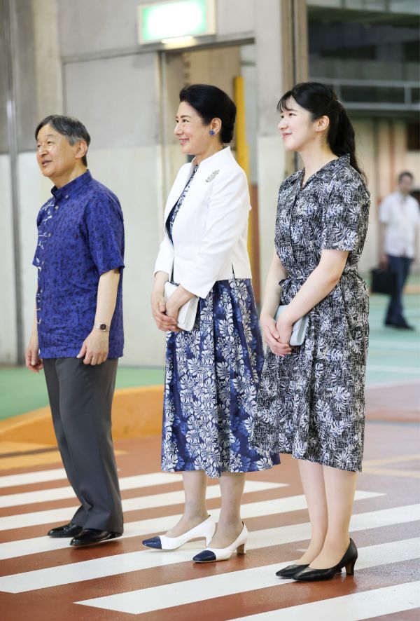 2025年6月　両陛下と愛子さまは、戦後80年の節目の年に沖縄をご訪問。修復中の首里城では、雅子さまと愛子さまがブルーのかりゆしワンピース姿で、リンクコーデを披露し、注目された