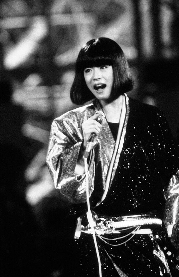 NHK紅白歌合戦に出場した中森明菜。『DESIRE-情熱-』のおかっぱヘアと和風の衣装は当時、話題をさらった