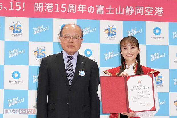 2024年3月31日、「富士山静岡空港開港15周年PR大使」に任命された百田夏菜子（左は出野勉副知事）
