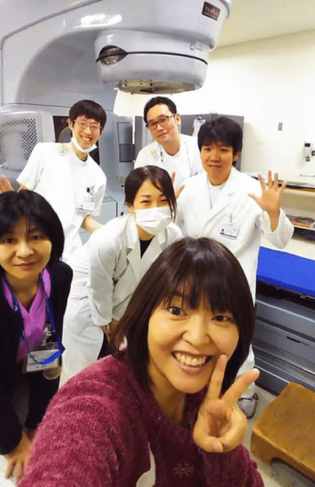 「つらい治療も、先生のサバサバした対応で逆に感情的にならずに済みました」。（手前が小島さん）