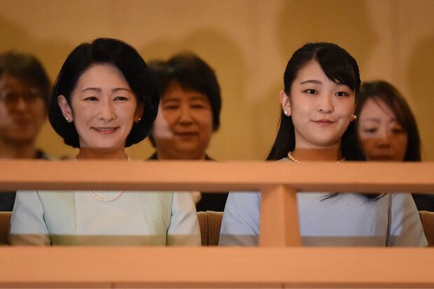 '19年6月、琉球舞踊の公演を鑑賞された紀子さまと眞子さん。当時は母娘公務の多さに注目が集まっていた