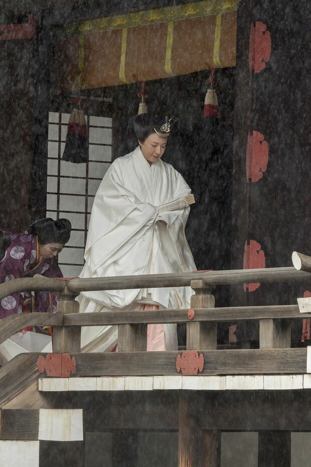 『賢所大前の儀』では最も格が高いとされる“白”の装束姿で（10月22日）