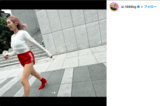 ショートパンツコーデの加護亜依（公式インスタグラムより）