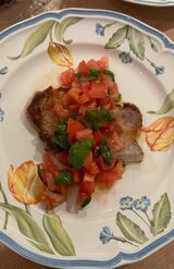 茶さんの大好物のお肉も、トマトをのせるなど夏向けにさっぱりと味をアレンジして