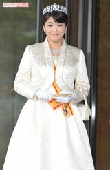 「ティアラ」を身につけ「ローブデコルテ」姿で（全身画像）