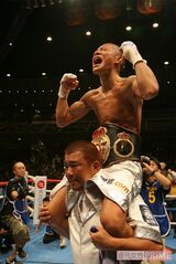 2006年8月2日、WBA世界ライトフライ級王座決定戦でファン・ランダエタ（ベネズエラ）に勝利。初の世界戦でベルトを奪取した