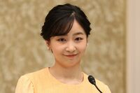 佳子さま、紀子さまと眞子さんから受け継いだ「サステナブルドレス」で式典出席、気品あふれる“引き算コー…