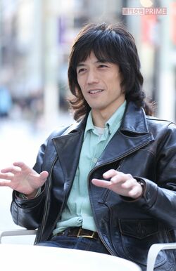 取材に応える半田健人。ヒーローから昭和歌謡、ビルや鉄道など、話題はどんどん広がっていく