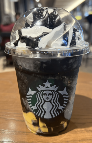 カップの中とホイップクリームの上にかかるソースが真っ黒