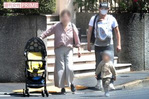 新しく生まれた子どもを抱っこひもで抱え家族全員で外出する加藤