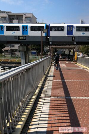 映画ロケ地となった橋は嵐ファンの聖地となり、連日多くのファンが訪れている