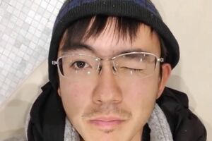 舌を出したりウインクしたり（本人のユーチューブチャンネルより）